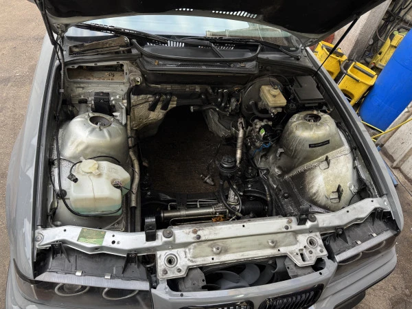 Baie moteur avant lavage